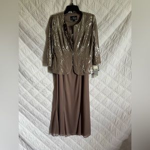 Beautiful Alex Evenings Size 6 semi-formal dress